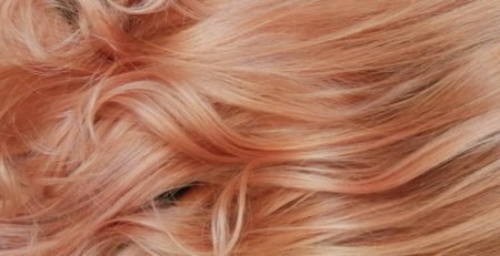 Jak uzyskać truskawkowy blond na włosach