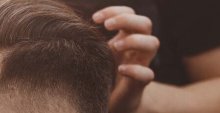 Swędząca skóra głowy - skąd ten problem?