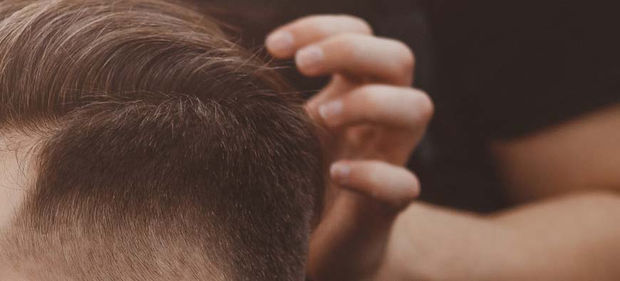 Swędząca skóra głowy - skąd ten problem?